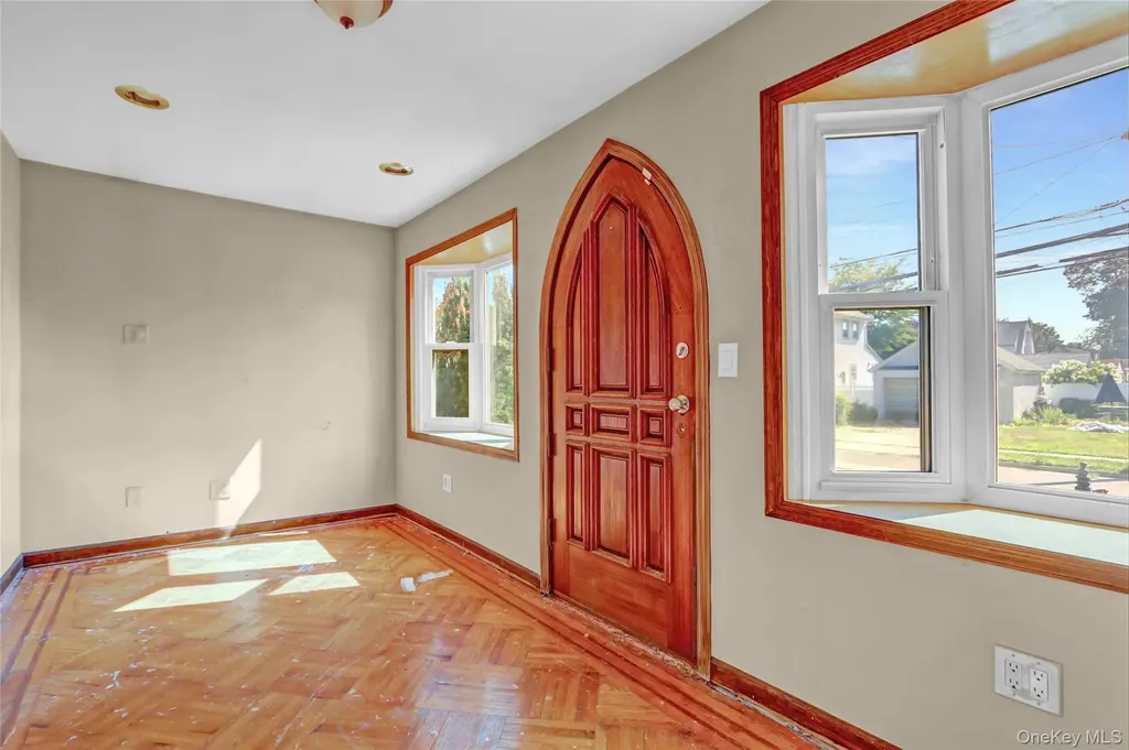 89 Rolling Street Lynbrook NY 11563