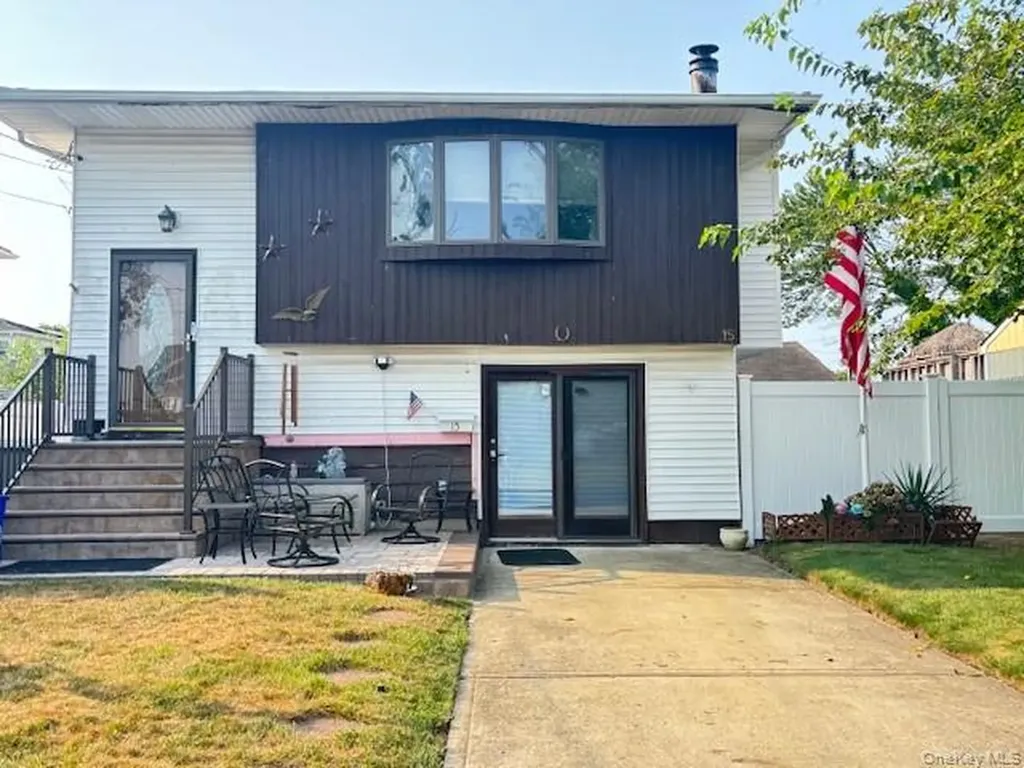 15 E Clearwater Road Lindenhurst NY 11757