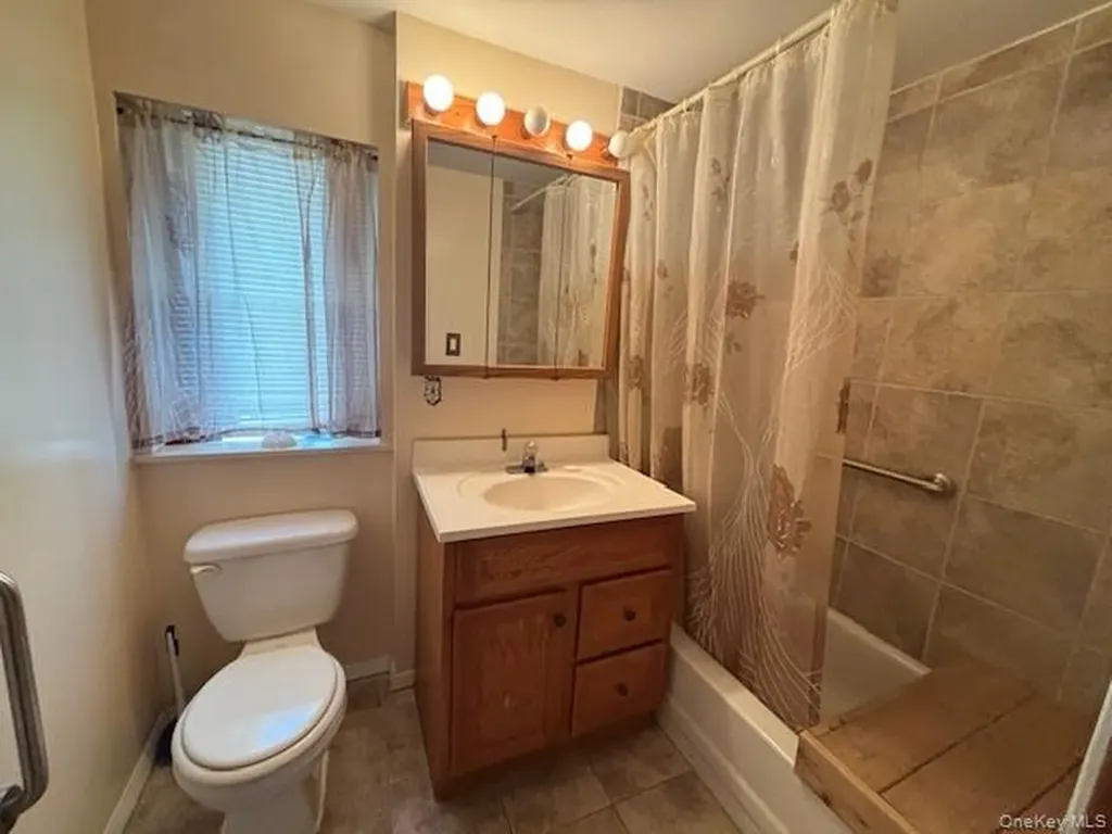 15 E Clearwater Road Lindenhurst NY 11757
