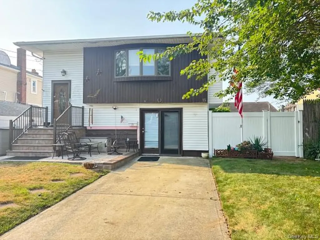 15 E Clearwater Road Lindenhurst NY 11757