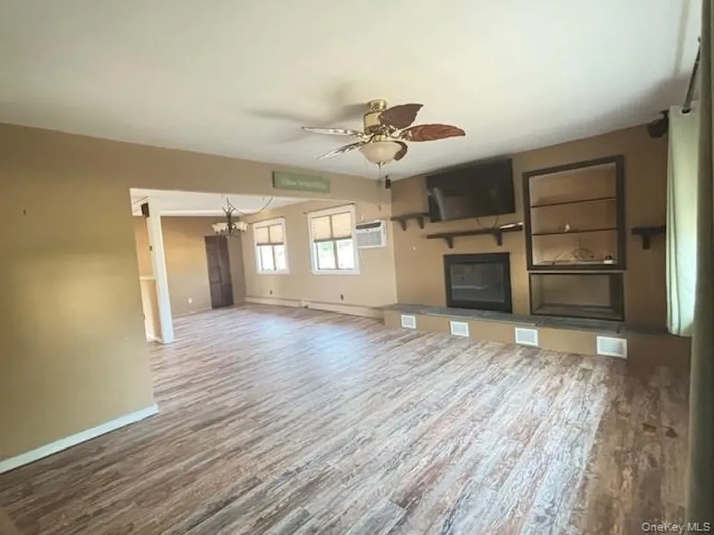 15 E Clearwater Road Lindenhurst NY 11757