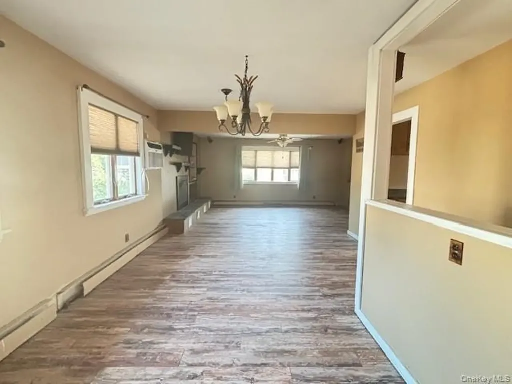 15 E Clearwater Road Lindenhurst NY 11757