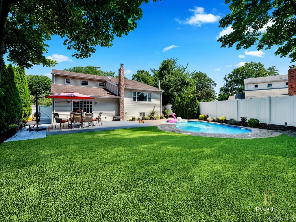 18 Shubert Lane Bethpage NY 11714