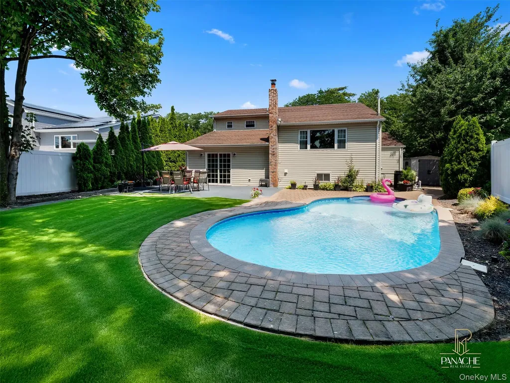 18 Shubert Lane Bethpage NY 11714