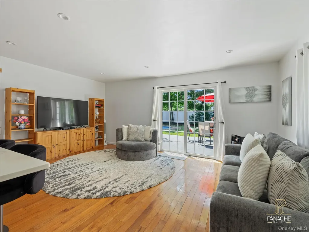 18 Shubert Lane Bethpage NY 11714