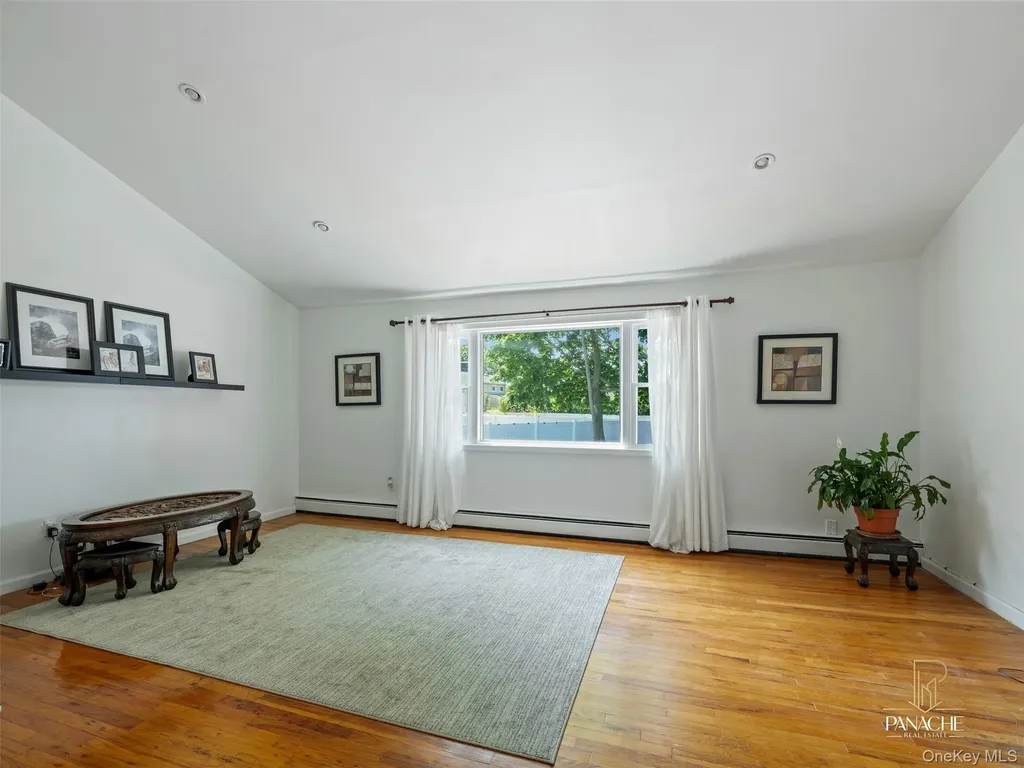 18 Shubert Lane Bethpage NY 11714