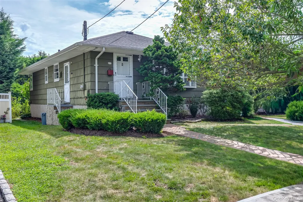 37 Hampton Boulevard Massapequa NY 11758