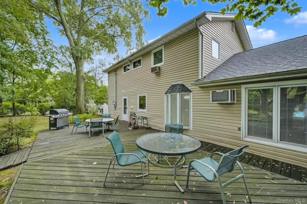 16 Delmar Lane Commack NY 11725