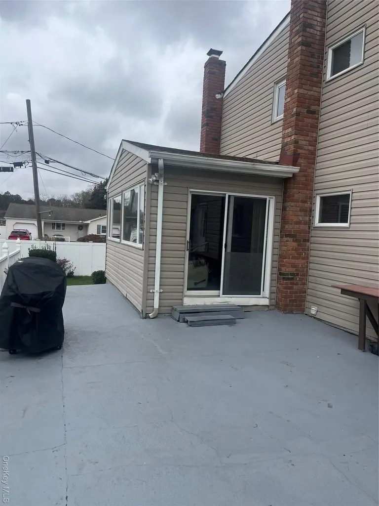 9 Hollings Drive Deer Park NY 11729