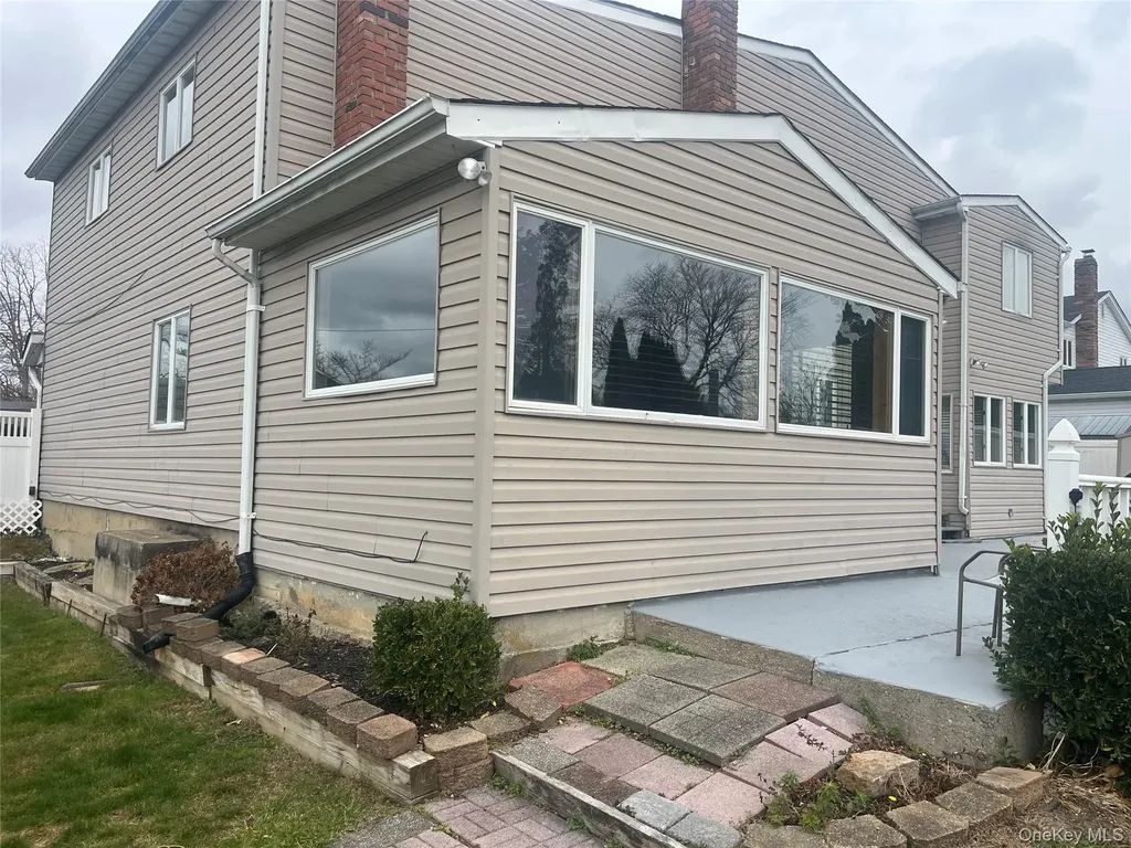 9 Hollings Drive Deer Park NY 11729