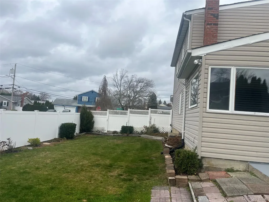 9 Hollings Drive Deer Park NY 11729