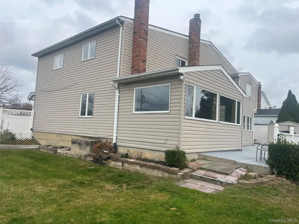 9 Hollings Drive Deer Park NY 11729