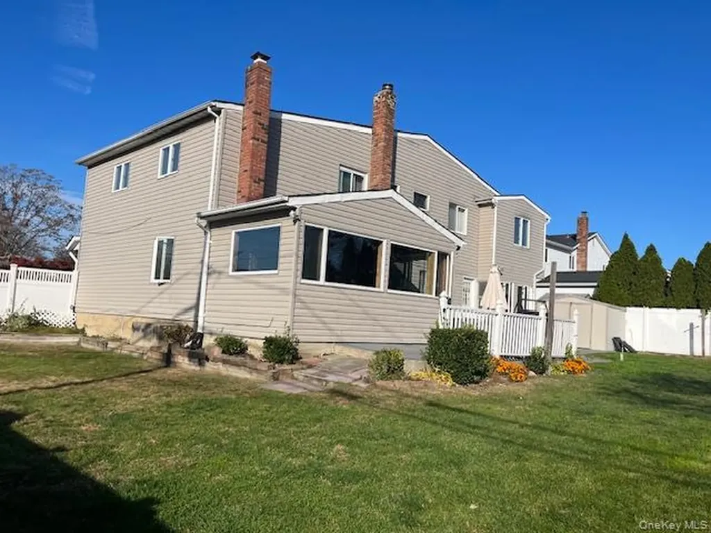 9 Hollings Drive Deer Park NY 11729