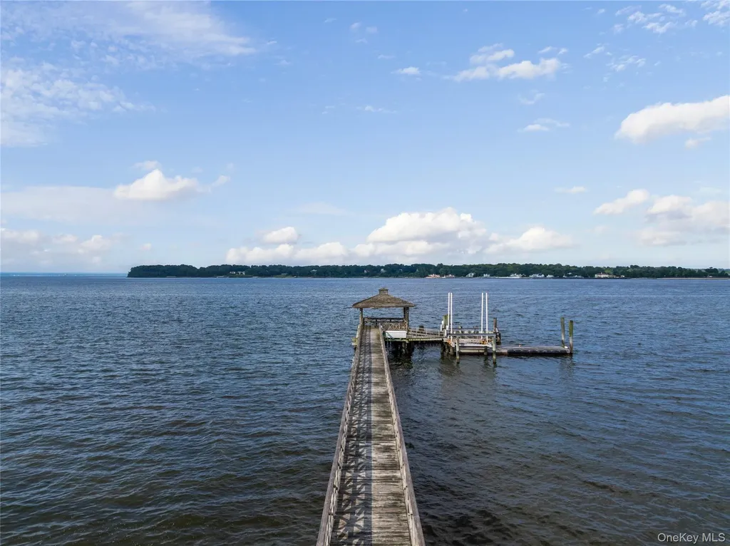 227 Dock Lane Great Neck NY 11024
