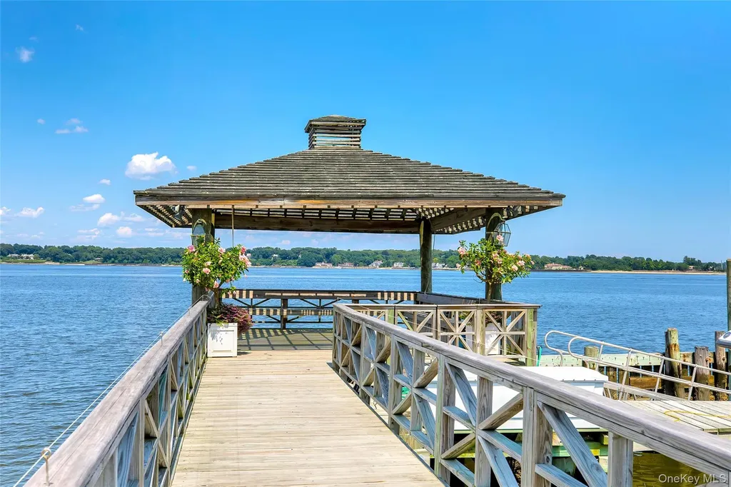 227 Dock Lane Great Neck NY 11024