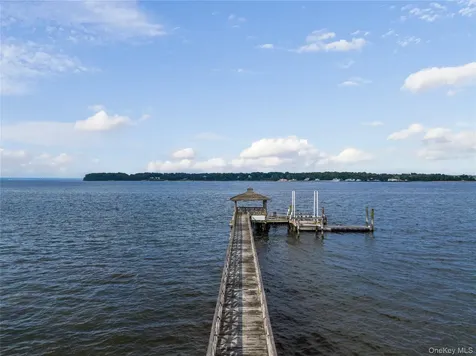 227 Dock Lane Great Neck NY 11024