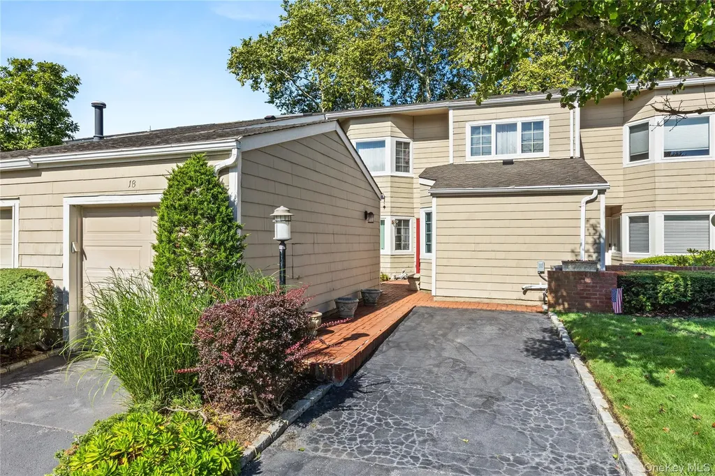 18 Lakeside Lane Bay Shore NY 11706