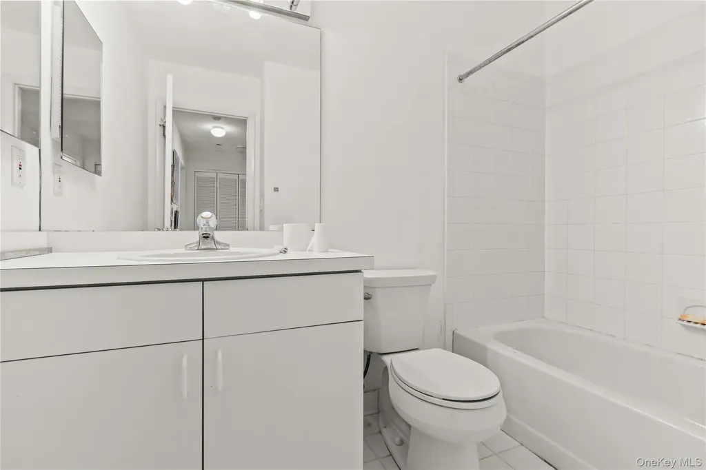 18 Lakeside Lane Bay Shore NY 11706