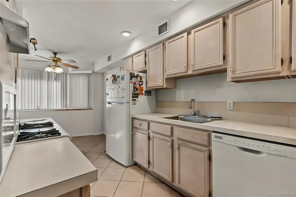 18 Lakeside Lane Bay Shore NY 11706