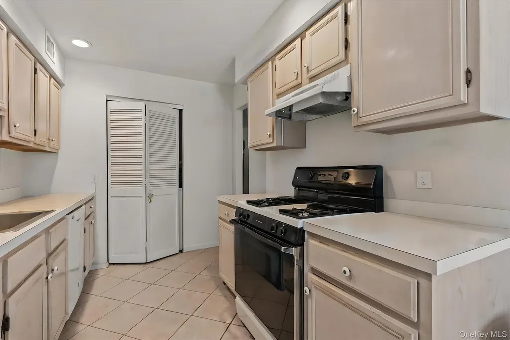 18 Lakeside Lane Bay Shore NY 11706