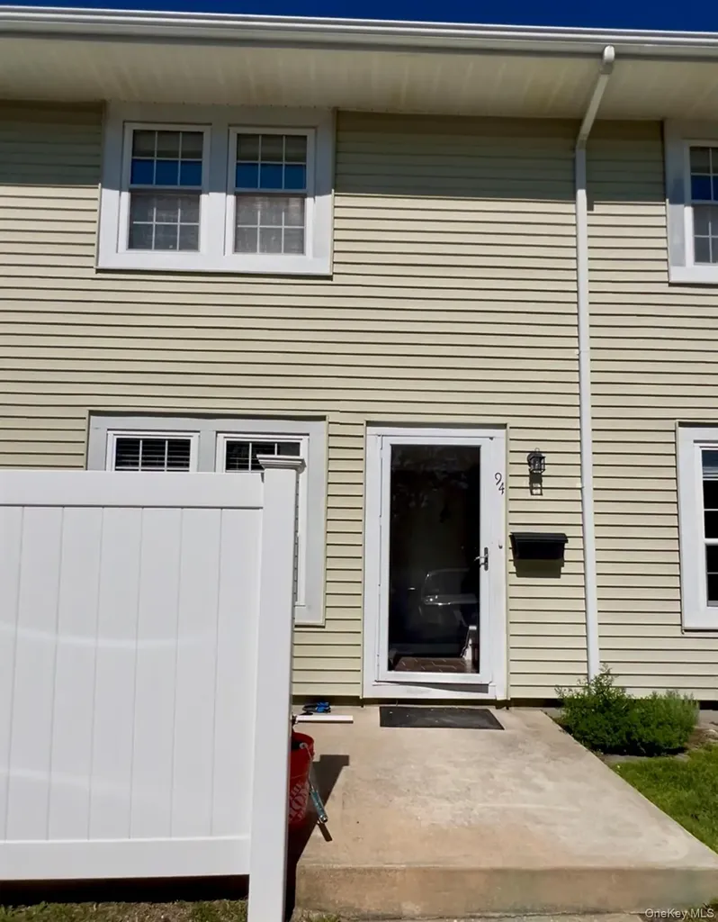 94 Whalers Cove Babylon NY 11702