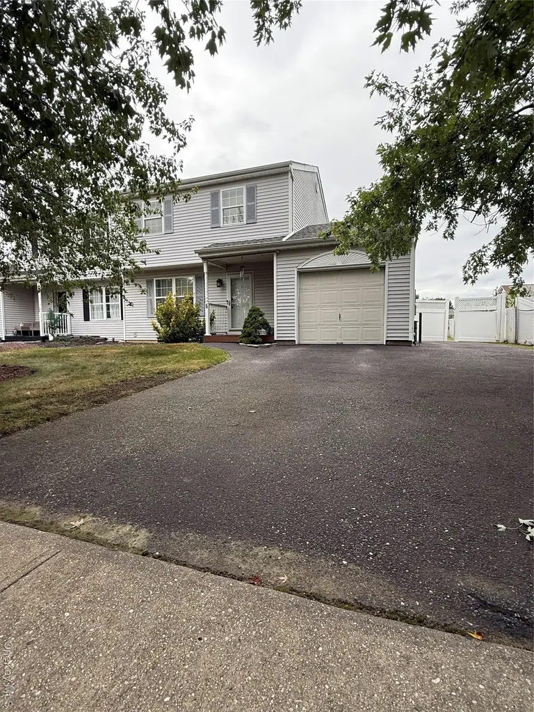 6 Walnut Street Central Islip NY 11722