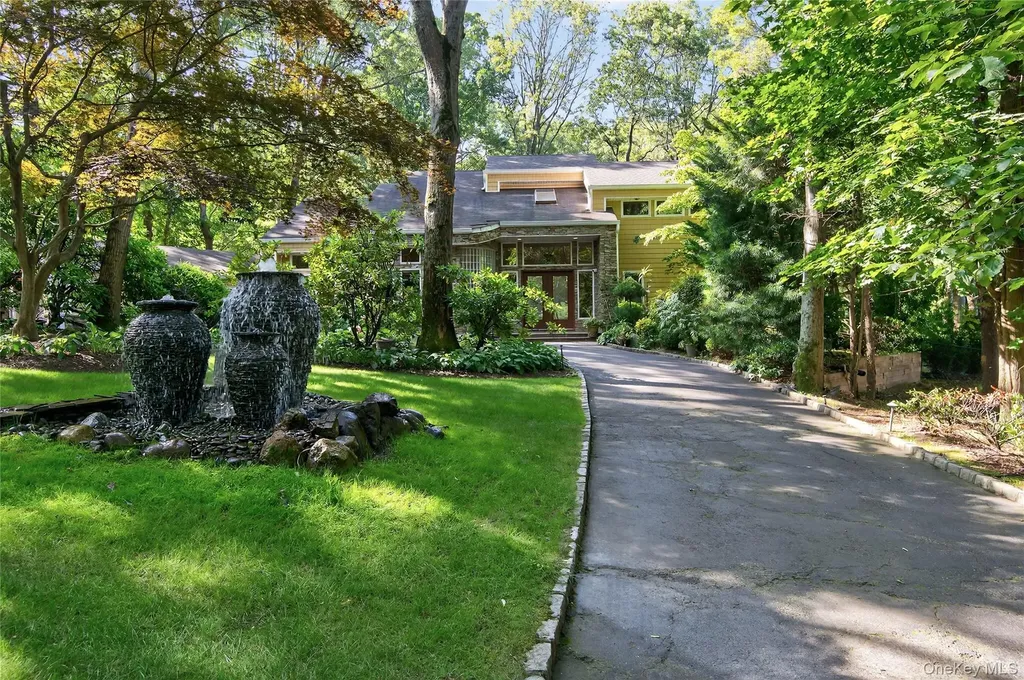 18 Roundtree Drive Melville NY 11747