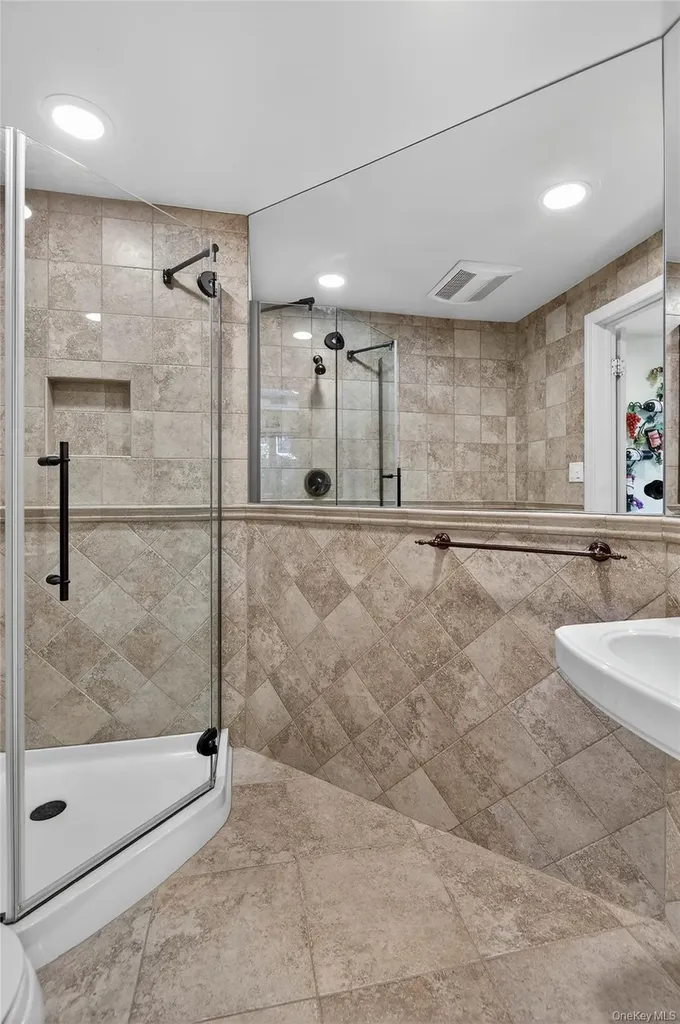 18 Roundtree Drive Melville NY 11747