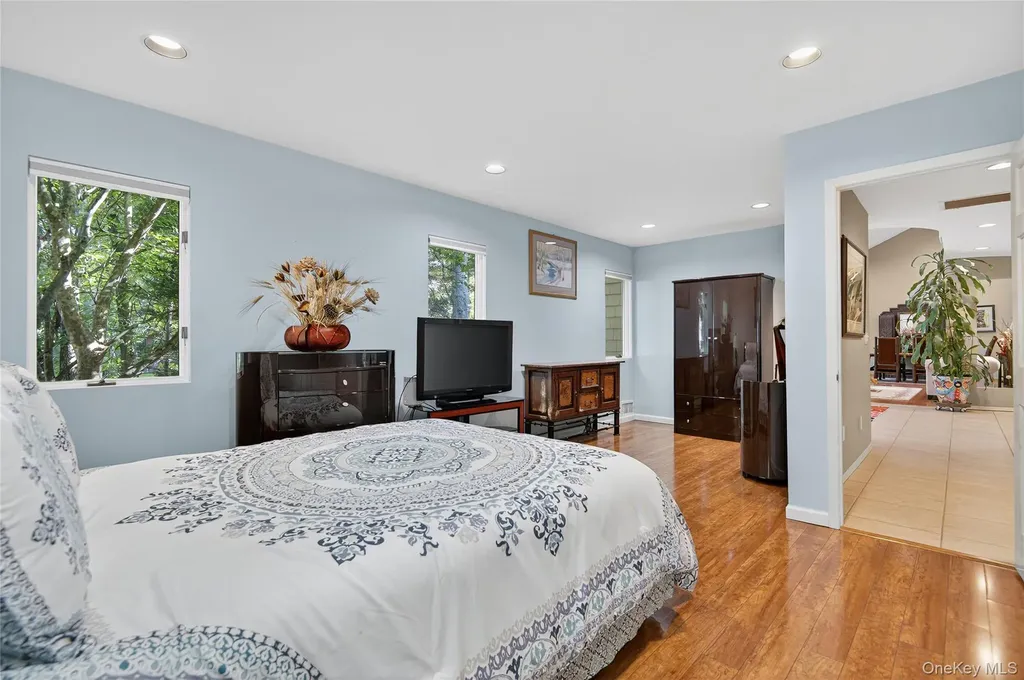 18 Roundtree Drive Melville NY 11747