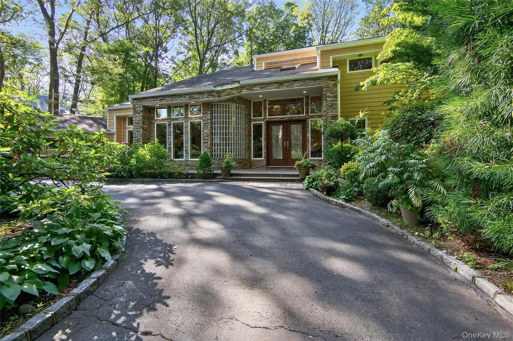 18 Roundtree Drive Melville NY 11747