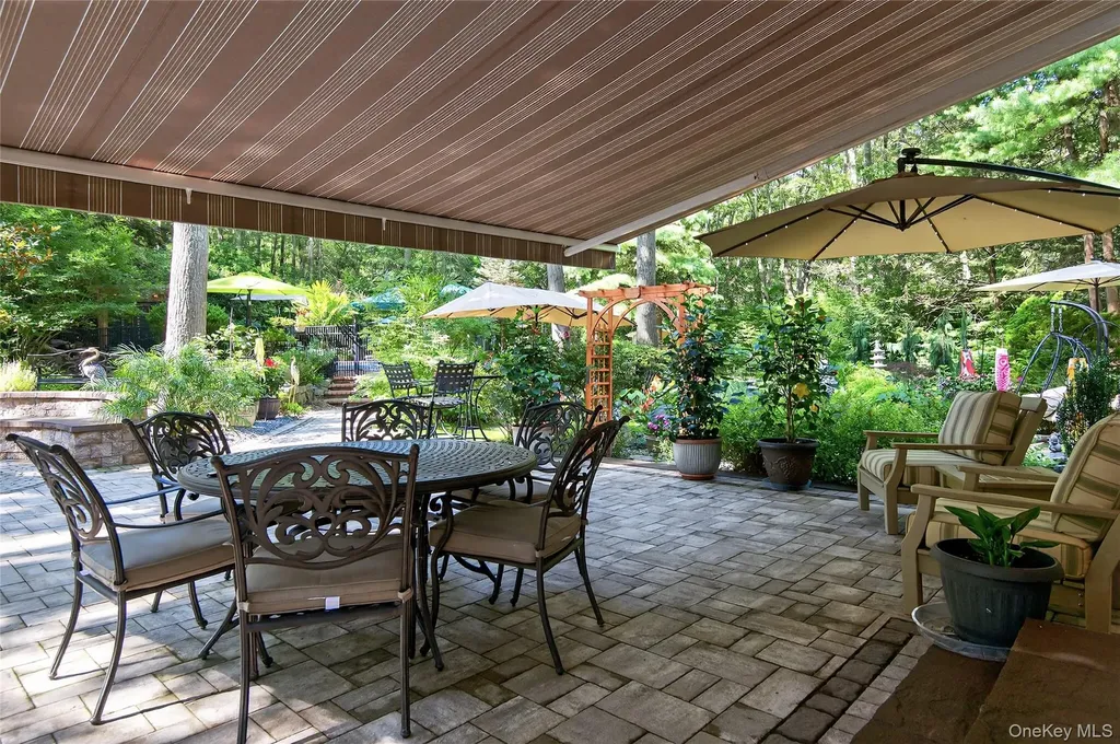 18 Roundtree Drive Melville NY 11747