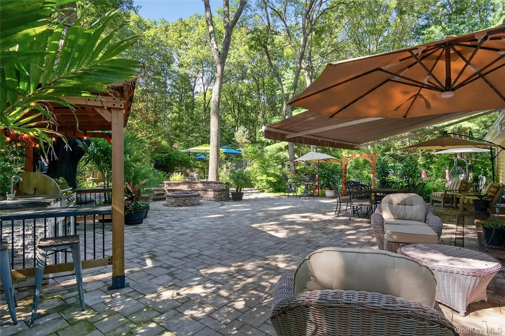 18 Roundtree Drive Melville NY 11747