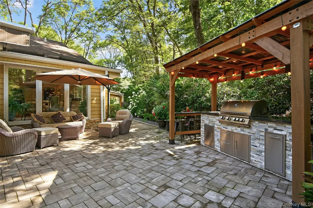 18 Roundtree Drive Melville NY 11747