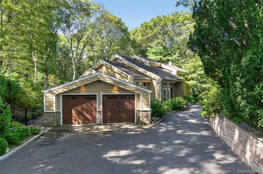 18 Roundtree Drive Melville NY 11747