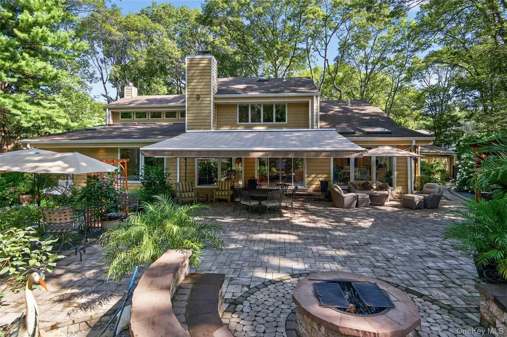 18 Roundtree Drive Melville NY 11747