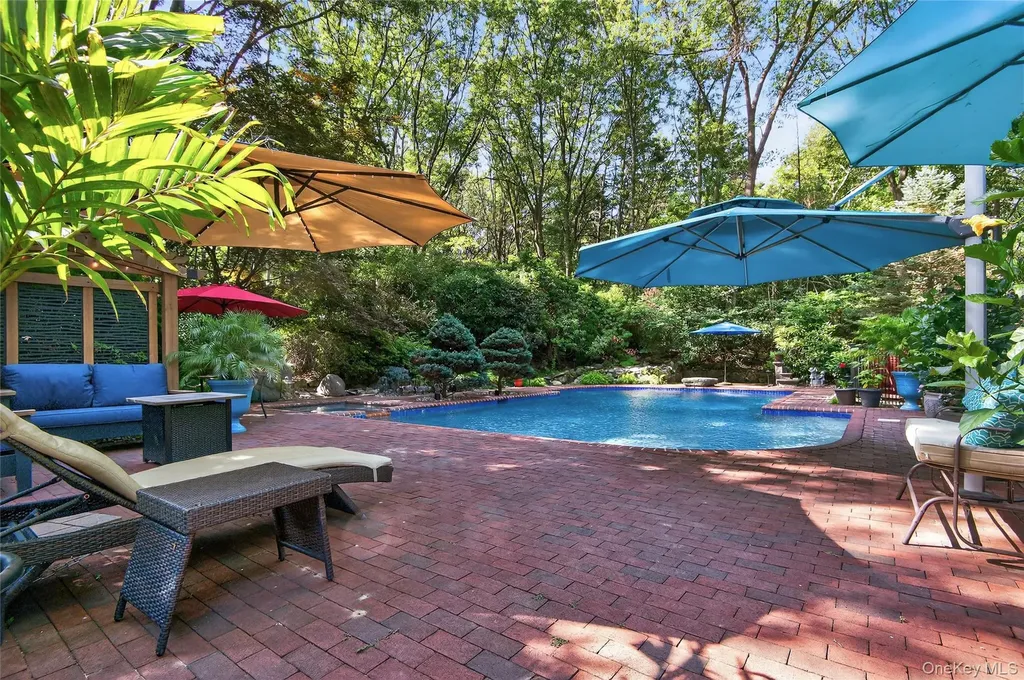 18 Roundtree Drive Melville NY 11747