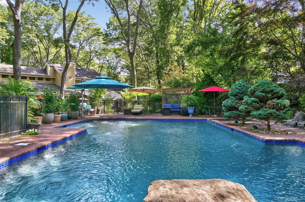18 Roundtree Drive Melville NY 11747