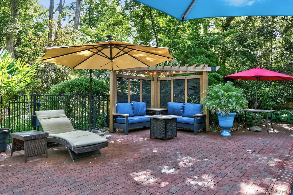 18 Roundtree Drive Melville NY 11747