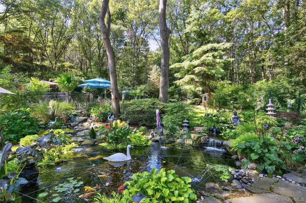 18 Roundtree Drive Melville NY 11747