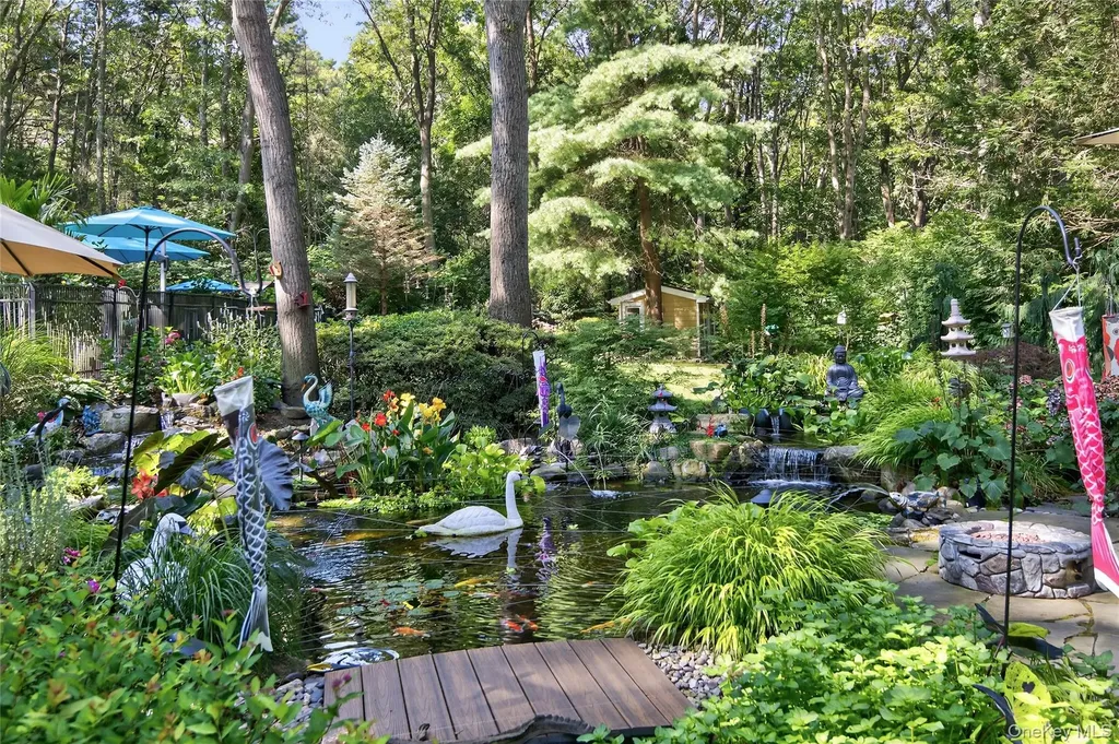18 Roundtree Drive Melville NY 11747