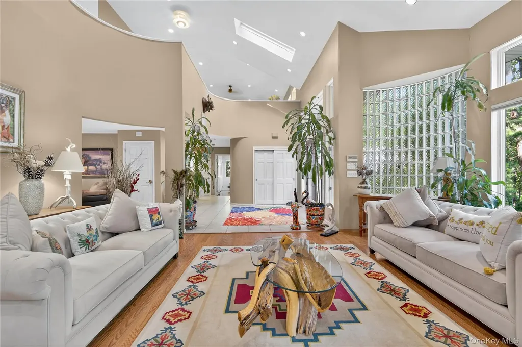 18 Roundtree Drive Melville NY 11747
