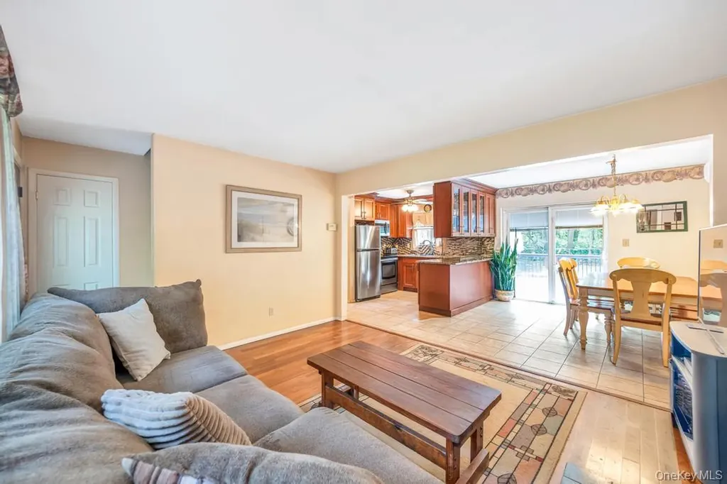 38 Pond Lane Ridge NY 11961