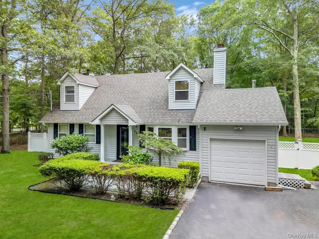 38 Pond Lane Ridge NY 11961