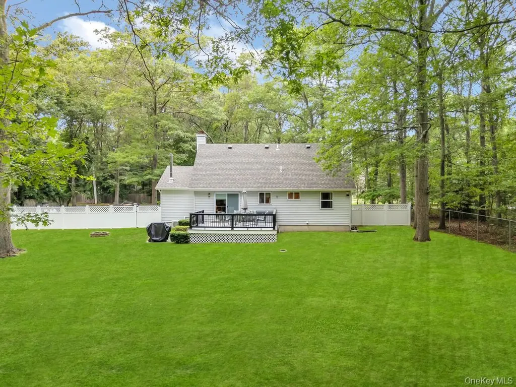 38 Pond Lane Ridge NY 11961