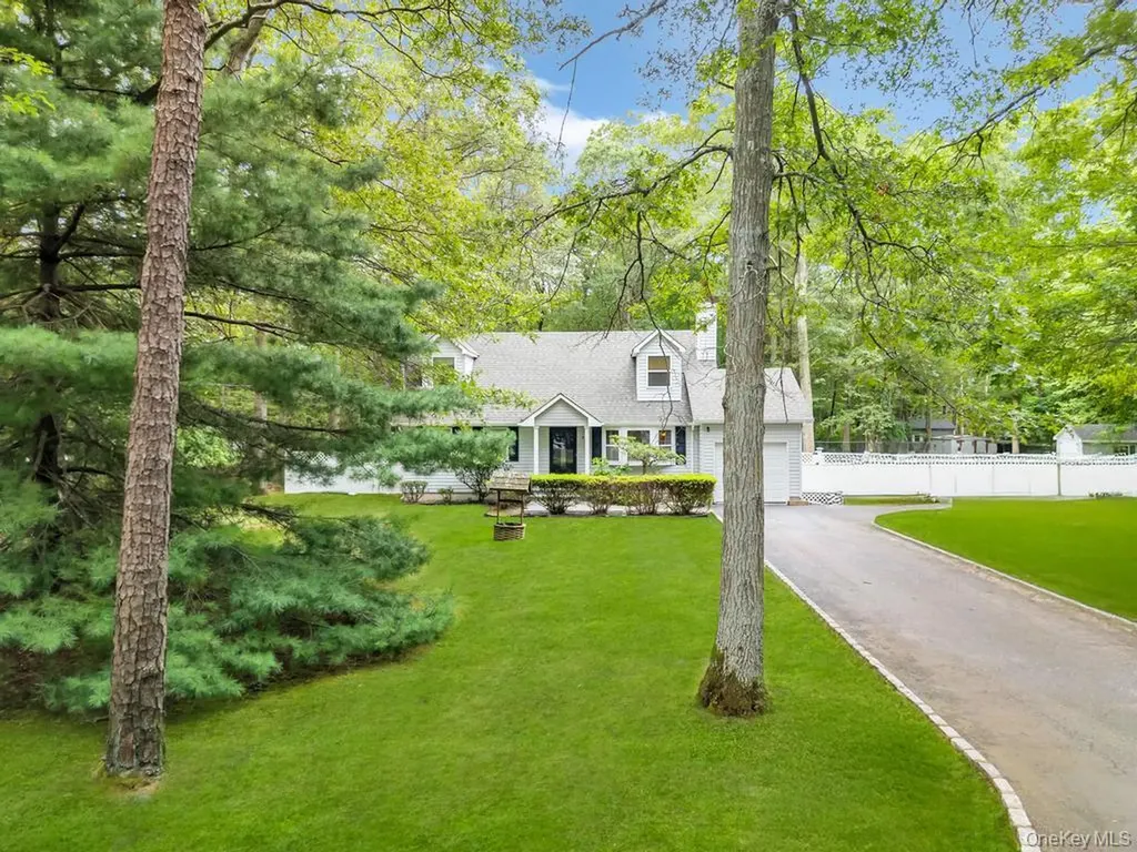 38 Pond Lane Ridge NY 11961