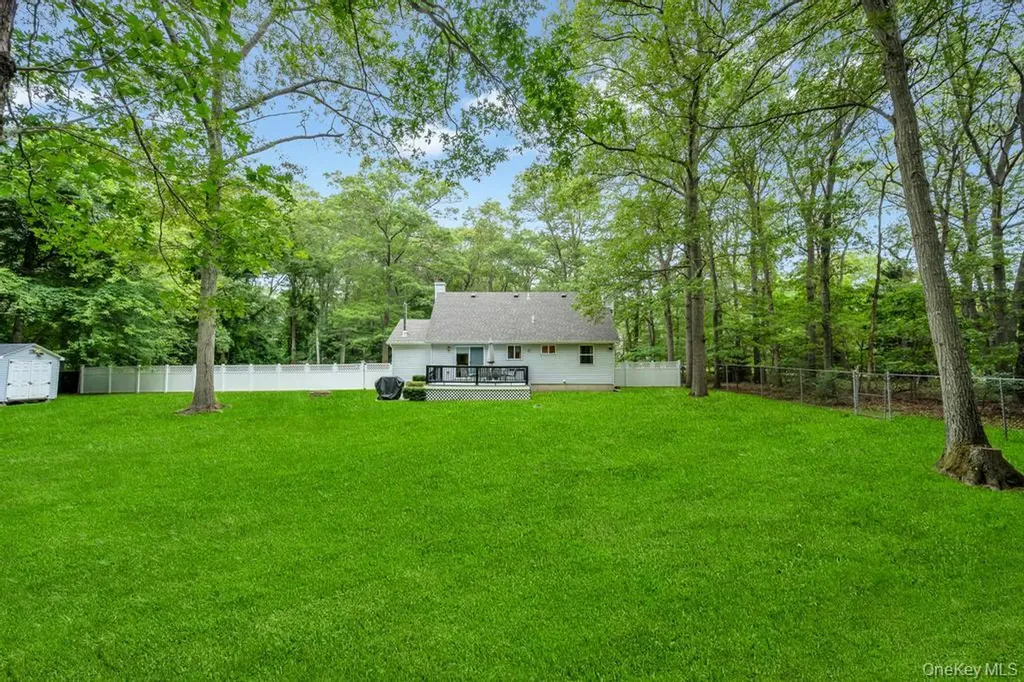 38 Pond Lane Ridge NY 11961