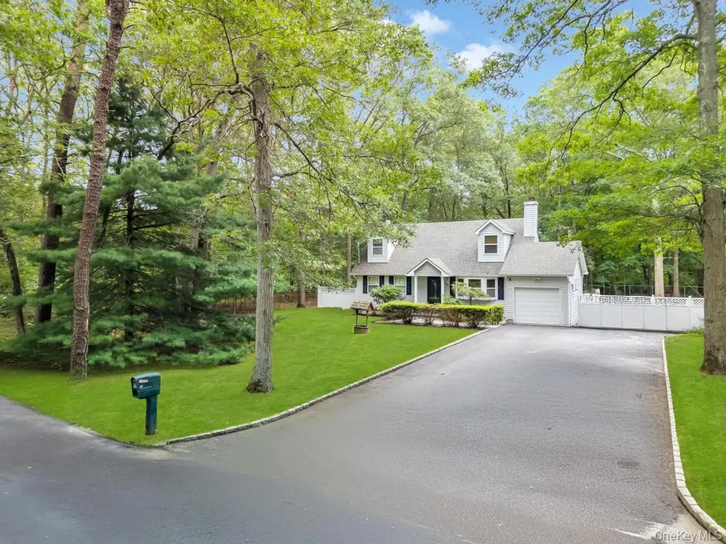 38 Pond Lane Ridge NY 11961