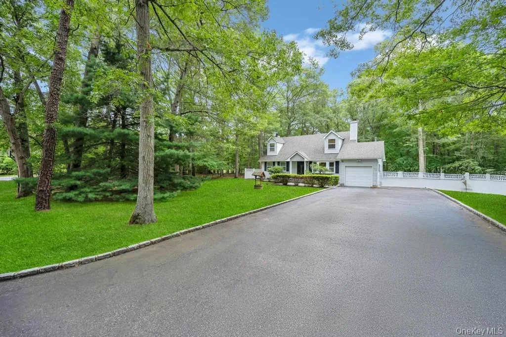 38 Pond Lane Ridge NY 11961