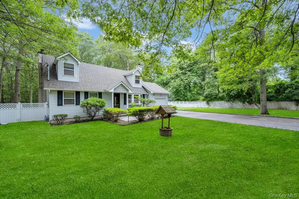 38 Pond Lane Ridge NY 11961