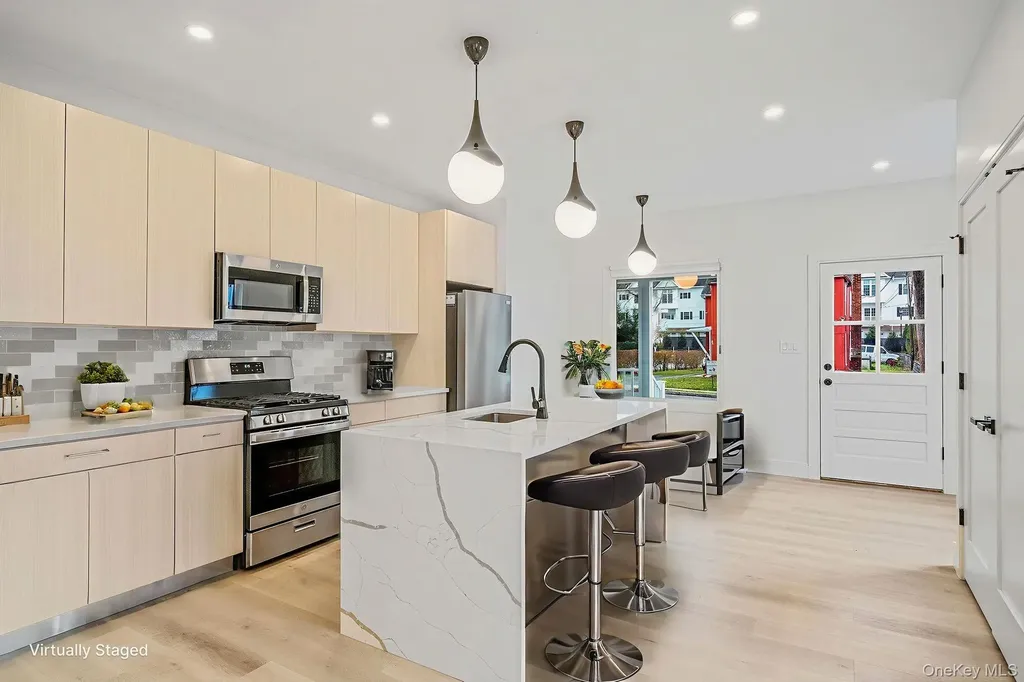 24 Skillman Street Roslyn NY 11576